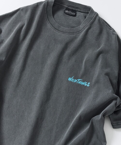 FREAK'S STORE（フリークスストア）の「限定展開 WILD THINGS×FREAK'S STORE/ワイルドシングス 別注 ピグメントダイ ワンポイント ロゴプリント Tシャツ（Tシャツ/カットソー・メンズ・ホワイト/ブラック/ブルー/ホワイト系その他/ブラック系その他/ブルー系その他・SMALL/MEDIUM/LARGE）」の6枚目の写真