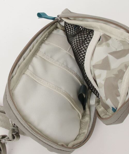 CHROME（クローム）の「［ CHROME / クローム ］LOGAN POUCH / ローガン ポーチ 耐水 0.8L クロスボディバッグ スマホショルダー（ボディバッグ/ウエストポーチ・レディース・グレー/ブラック/シルバー/ピンク系その他/モスグリーン・FREE）」の12枚目の写真