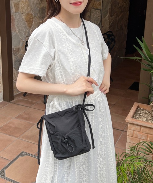 SOLLON.（ソルロン）の「サイドリボンナイロンショルダーバッグ（ショルダーバッグ・レディース・ブラック/アイボリー・FREE）」の2枚目の写真