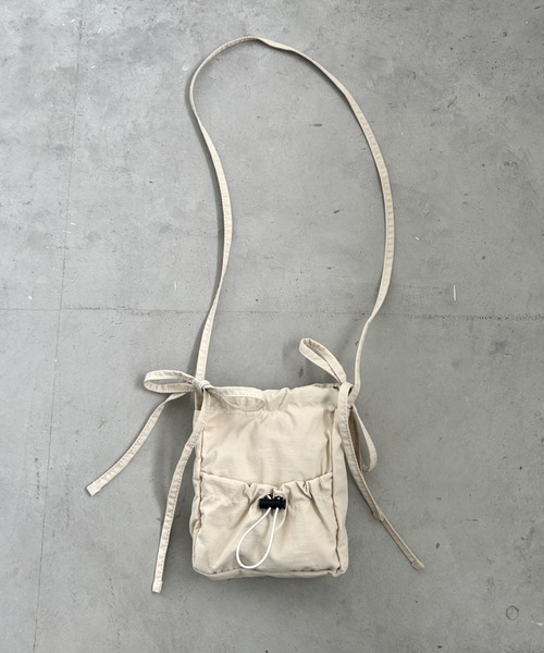 SOLLON.（ソルロン）の「サイドリボンナイロンショルダーバッグ（ショルダーバッグ・レディース・ブラック/アイボリー・FREE）」の6枚目の写真