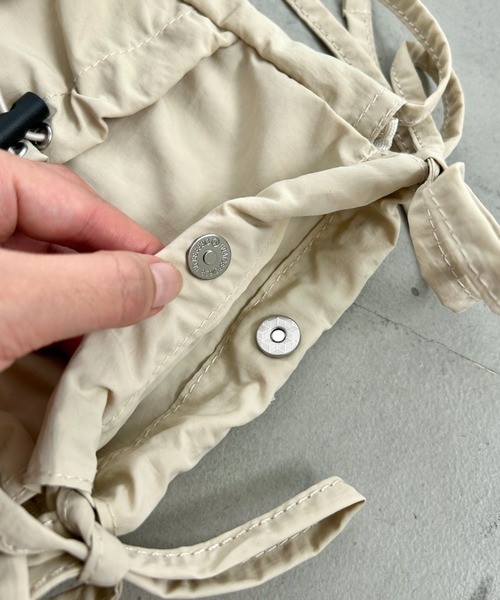 SOLLON.（ソルロン）の「サイドリボンナイロンショルダーバッグ（ショルダーバッグ・レディース・ブラック/アイボリー・FREE）」の3枚目の写真