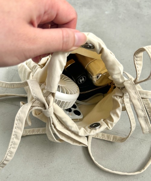 SOLLON.（ソルロン）の「サイドリボンナイロンショルダーバッグ（ショルダーバッグ・レディース・ブラック/アイボリー・FREE）」の4枚目の写真