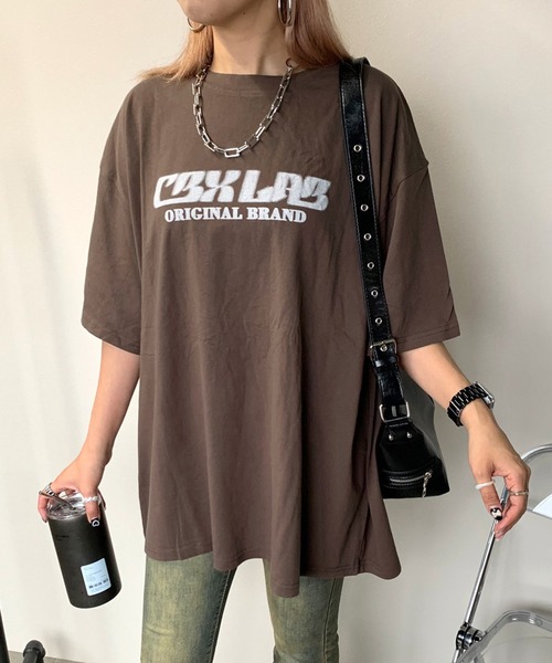 non-hedge(ノンヘッジ)の「スプレーロゴビッグ半袖Tシャツ(Tシャツ/カットソー・レディース・ブラウン/オフホワイト/チャコールグレー/ブラック・FREE)」の1枚目の写真