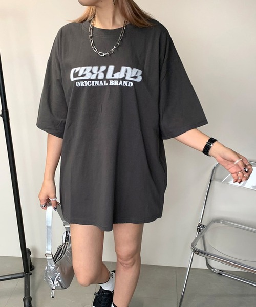 non-hedge(ノンヘッジ)の「スプレーロゴビッグ半袖Tシャツ(Tシャツ/カットソー・レディース・ブラウン/オフホワイト/チャコールグレー/ブラック・FREE)」の4枚目の写真