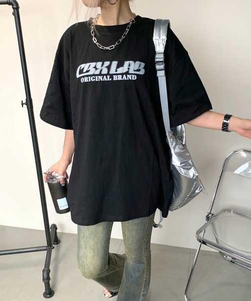 non-hedge(ノンヘッジ)の「スプレーロゴビッグ半袖Tシャツ(Tシャツ/カットソー・レディース・ブラウン/オフホワイト/チャコールグレー/ブラック・FREE)」の3枚目の写真