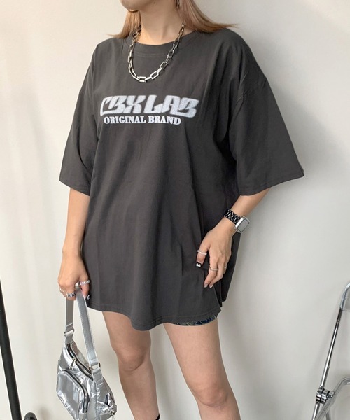 non-hedge(ノンヘッジ)の「スプレーロゴビッグ半袖Tシャツ(Tシャツ/カットソー・レディース・ブラウン/オフホワイト/チャコールグレー/ブラック・FREE)」の9枚目の写真