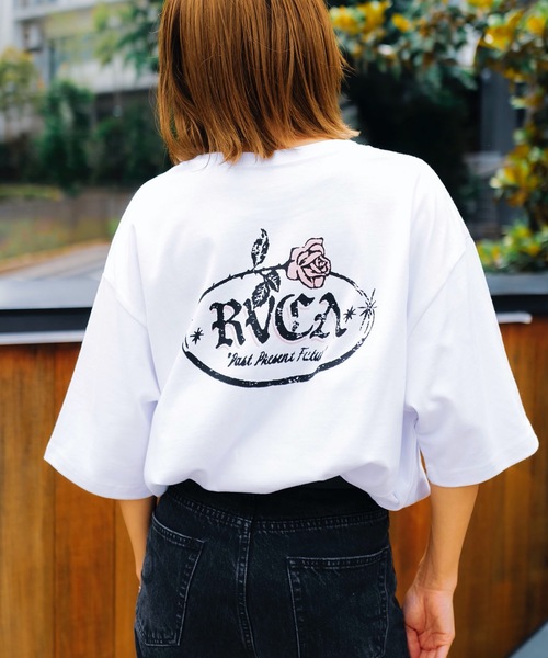 RVCA(ルーカ)の「RVCA メンズ ROSE CT Tシャツ 【2024年夏モデル】/ルーカバックプリント半袖Tシャツ(Tシャツ/カットソー・メンズ・ホワイト/ブラウン/ブラック・MEDIUM/LARGE/X-LARGE/SMALL)」の2枚目の写真