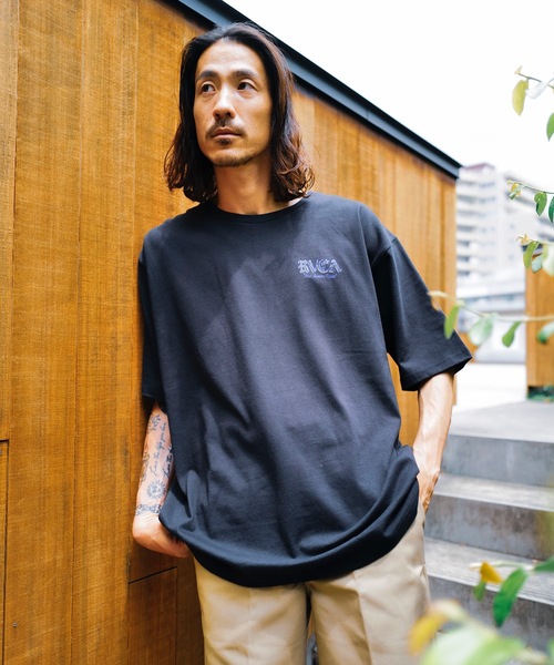 RVCA(ルーカ)の「RVCA メンズ ROSE CT Tシャツ 【2024年夏モデル】/ルーカバックプリント半袖Tシャツ(Tシャツ/カットソー・メンズ・ホワイト/ブラウン/ブラック・MEDIUM/LARGE/X-LARGE/SMALL)」の5枚目の写真
