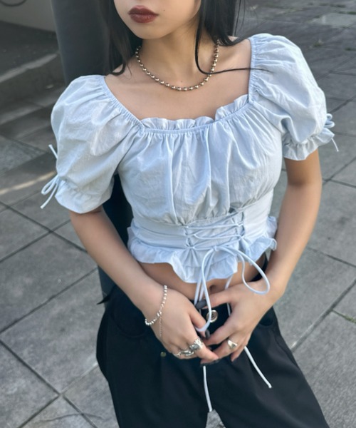 LVEU.（ラブユ.）の「【LVEU.】レースアップリボンブラウス / トップス ブラウス レースアップ リボン パフショルダー シャーリング ショート クロップド ガーリー オフショル オフショルダー ホワイト ブラック ブルー（シャツ/ブラウス・レディース・ブルー/ブラック/ホワイト・FREE）」の3枚目の写真
