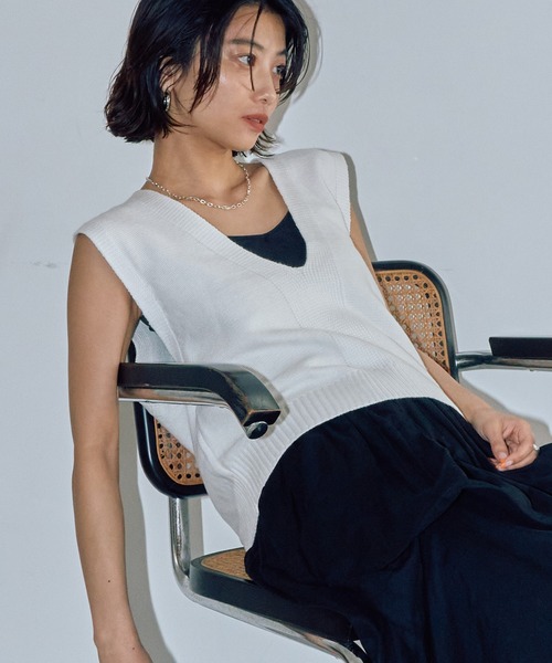 LIENCOEUR(リアンクール)の「深Vネックメルヘンニットベスト(ベスト・レディース・ブラック/グレー/グリーン/ホワイト・FREE)」の2枚目の写真