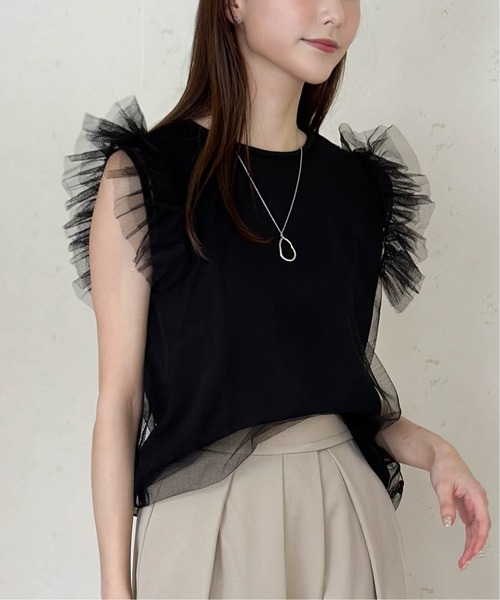 Per sist ence(パーシエンス)の「天竺×チュールレイヤーショルダーフリルTOPS(Tシャツ/カットソー・レディース・ブラック/チャコールグレー/アイボリー・FREE)」の1枚目の写真