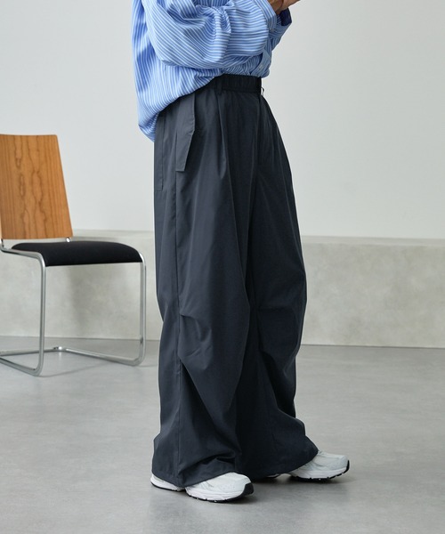 MONO-MART(モノマート)の「ワイドトラックタックパラシュートパンツ【セットアップ可能】(その他パンツ・メンズ・ブラック/チャコール/ライトグレー/ネイビー/ダークブラウン・M/L/S)」の5枚目の写真