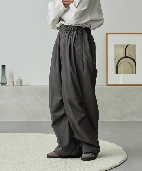 MONO-MART(モノマート)の「ワイドトラックタックパラシュートパンツ【セットアップ可能】(その他パンツ・メンズ・ブラック/チャコール/ライトグレー/ネイビー/ダークブラウン・M/L/S)」の3枚目の写真