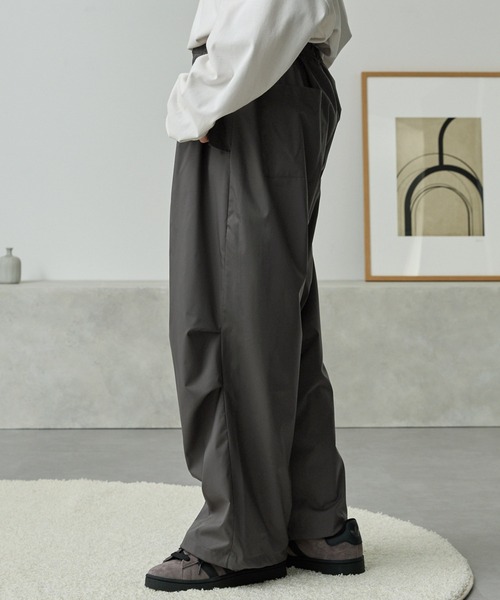 MONO-MART(モノマート)の「ワイドトラックタックパラシュートパンツ【セットアップ可能】(その他パンツ・メンズ・ブラック/チャコール/ライトグレー/ネイビー/ダークブラウン・M/L/S)」の21枚目の写真