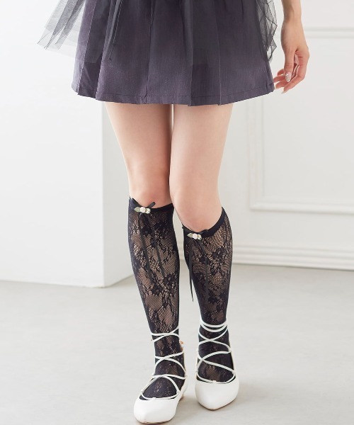 tutuanna（チュチュアンナ）の「薔薇付き花柄レースハイソックス