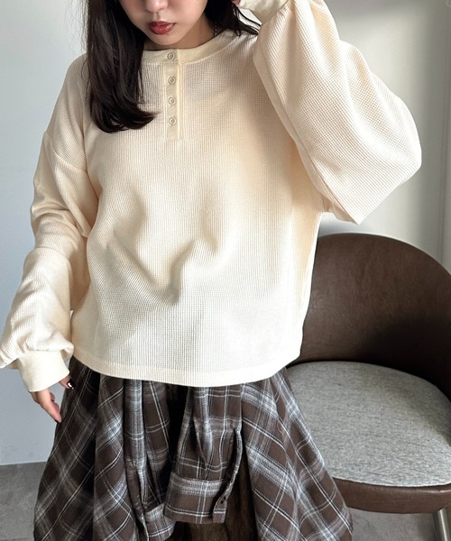 apres jour mignon(アプレジュールミニョン)の「ヘンリーワッフルユルTOPS【ZOZOTOWN限定アイテム】(Tシャツ/カットソー・レディース・ブラック/ダークブラウン/アイボリー/杢グレー・フリー/X-LARGE)」の2枚目の写真
