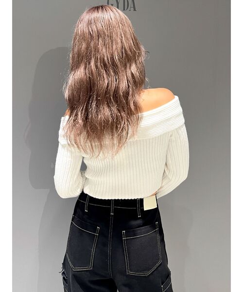 GYDA（ジェイダ）の「TWISTオフショルショートニットトップス（ニット/セーター・レディース・オフホワイト/ブラック・FREE）」の4枚目の写真