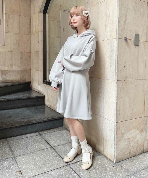 F i.n.t（フィント）の「ショルダーリボンダンボールフーディワンピース/fint（ワンピース・レディース・ライトグレー/ライトピンク/ブラック・FREE）」の5枚目の写真