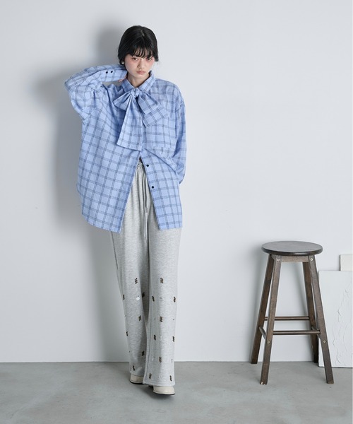 THE YOn（ザヨン）の「ビッグボウタイグラフチェックシャツ（シャツ/ブラウス・レディース・オフホワイト/サックスブルー/ブラウン・FREE）」の7枚目の写真