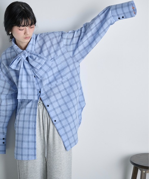 THE YOn（ザヨン）の「ビッグボウタイグラフチェックシャツ（シャツ/ブラウス・レディース・オフホワイト/サックスブルー/ブラウン・FREE）」の4枚目の写真