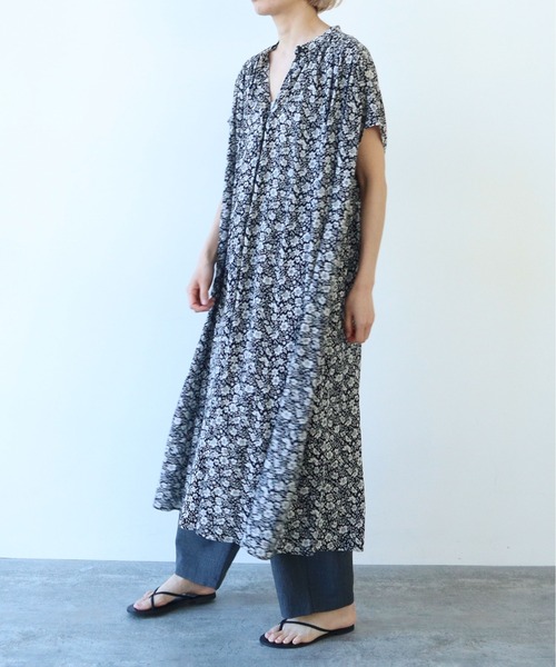 yuni プリント　バックギャザー　ストリングス　シャツワンピース yuni（ユニ ）の「プリント バックギャザー ストリングス シャツ