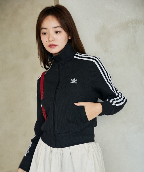 adidas（アディダス）の「adidas/アディダス スリーストライプス ニットトップ　限定展開（ブルゾン・レディース・ブラック/ブラウン・MEDIUM/LARGE）」の4枚目の写真