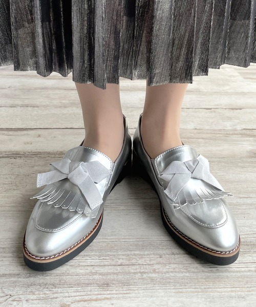 LUGG NAGG（ラグナグ）の「【maschietta】【晴雨兼用】リボンつきタッセルローファー【撥水加工】（パンプス・レディース・オフホワイト/シルバー/ブラック・22.5cm/23.0cm/23.5cm/24.0cm/24.5cm）」の3枚目の写真