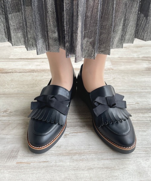 LUGG NAGG（ラグナグ）の「【maschietta】【晴雨兼用】リボンつきタッセルローファー【撥水加工】（パンプス・レディース・オフホワイト/シルバー/ブラック・22.5cm/23.0cm/23.5cm/24.0cm/24.5cm）」の2枚目の写真