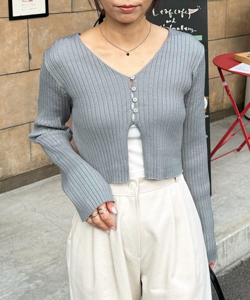 LE MORE（リモア）の「ボタンリブショートカーディガン（カーディガン/ボレロ・レディース・ブラック/アイボリー/ブルー/チャコール・FREE）」の11枚目の写真