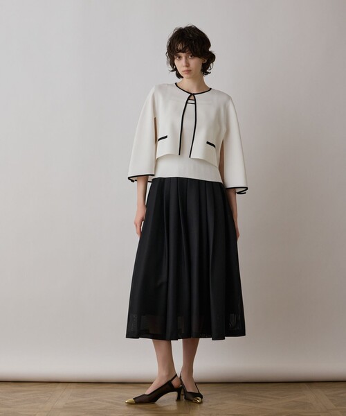 GRACE CONTINENTAL（グレースコンチネンタル）の「バイカラースリットニットカーディガン（カーディガン/ボレロ・レディース・ブラック/ブルー/ホワイト・36）」の4枚目の写真