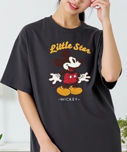 Disney(ディズニー)の「Disney/ディズニー オーバーサイズ ミッキ キャラクター サガラ フロッキー 刺繍 半袖Tシャツ(Tシャツ/カットソー・レディース・アッシュグレー/パープル系その他/イエロー系その他/ブルー系その他2/ブルー系その他3/ブラック系その他/ベージュ系その他/グリーン系その他/スミクロ/ブルー系その他/グレー系その他2/グリーン系その他3/レッド/ホワイト/ピンク系その他/ブラック系その他3/パープル系その他2/グリーン系その他2/グレー系その他/ブラック系その他2/ホワイト系その他2/ホワイト系その他/ブラック系その他4/ブラック系その他5・M/L)」の9枚目の写真