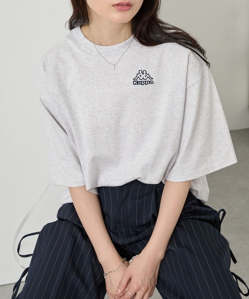 Kappa（カッパ）の「Kappa/カッパ 別注 ロゴ刺繍 オーバーサイズ半袖Tシャツ（Tシャツ/カットソー・レディース・オフホワイト/ブラック/チャコール/ダークネイビー/ライトグレー/ダークブラウン・M/L）」の3枚目の写真