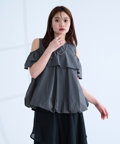 Ellno de Mavie(エルノデメヴィ)の「バルーンオフショルトップス(シャツ/ブラウス・レディース・オフホワイト/グレー系その他/ブラック・FREE)」の3枚目の写真