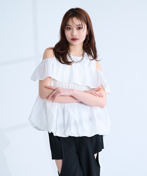 Ellno de Mavie(エルノデメヴィ)の「バルーンオフショルトップス(シャツ/ブラウス・レディース・オフホワイト/グレー系その他/ブラック・FREE)」の2枚目の写真