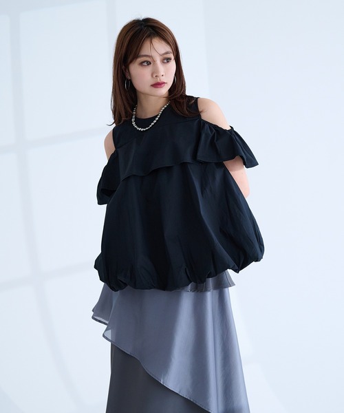 Ellno de Mavie(エルノデメヴィ)の「バルーンオフショルトップス(シャツ/ブラウス・レディース・オフホワイト/グレー系その他/ブラック・FREE)」の5枚目の写真