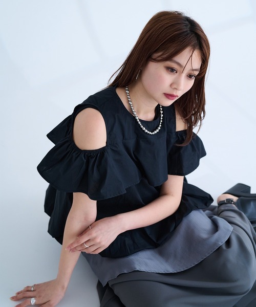 Ellno de Mavie(エルノデメヴィ)の「バルーンオフショルトップス(シャツ/ブラウス・レディース・オフホワイト/グレー系その他/ブラック・FREE)」の7枚目の写真