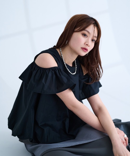 Ellno de Mavie(エルノデメヴィ)の「バルーンオフショルトップス(シャツ/ブラウス・レディース・オフホワイト/グレー系その他/ブラック・FREE)」の8枚目の写真