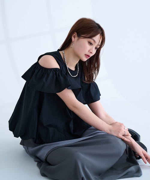Ellno de Mavie(エルノデメヴィ)の「バルーンオフショルトップス(シャツ/ブラウス・レディース・オフホワイト/グレー系その他/ブラック・FREE)」の9枚目の写真
