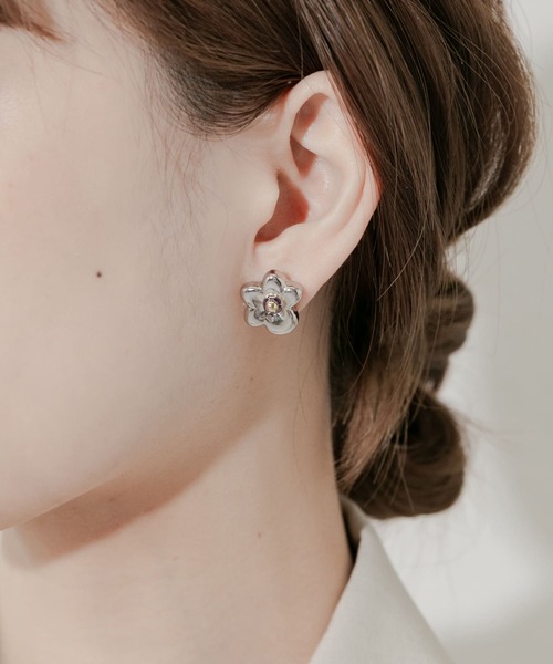 SMELLY(スメリー)の「ニュアンスメタルフラワーピアス(ピアス(両耳用)・レディース・シルバー系その他・-)」の3枚目の写真