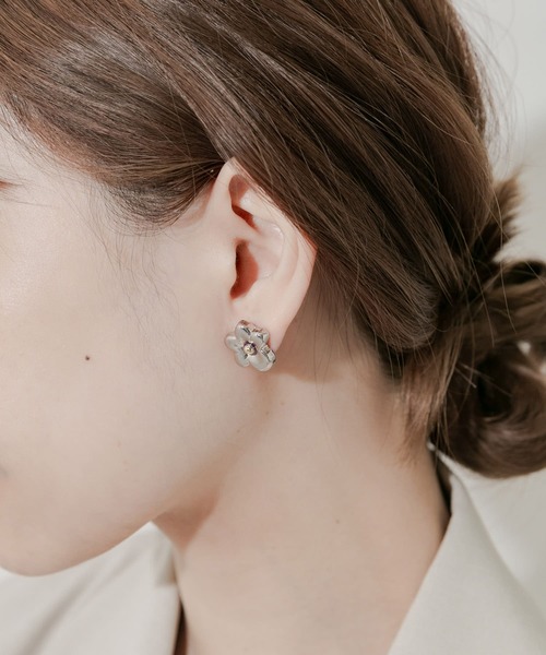 SMELLY(スメリー)の「ニュアンスメタルフラワーピアス(ピアス(両耳用)・レディース・シルバー系その他・-)」の4枚目の写真