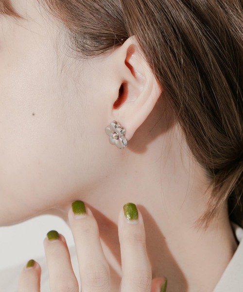SMELLY(スメリー)の「ニュアンスメタルフラワーピアス(ピアス(両耳用)・レディース・シルバー系その他・-)」の5枚目の写真