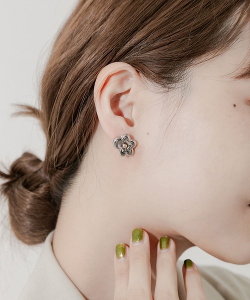 SMELLY(スメリー)の「ニュアンスメタルフラワーピアス(ピアス(両耳用)・レディース・シルバー系その他・-)」の6枚目の写真