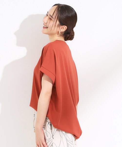 SHOO・LA・RUE（シューラルー）の「【S-LL/汗ジミ軽減/ひんやり/UV】体型カバーに タック入りドルマントップス（Tシャツ/カットソー・レディース・ホワイト/ブラック/ブラウン系/レッド系1・01/02/03/04）」の12枚目の写真