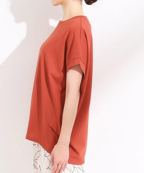 SHOO・LA・RUE（シューラルー）の「【S-LL/汗ジミ軽減/ひんやり/UV】体型カバーに タック入りドルマントップス（Tシャツ/カットソー・レディース・ホワイト/ブラック/ブラウン系/レッド系1・01/02/03/04）」の5枚目の写真