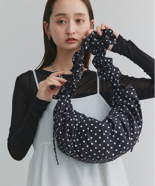 ad thie(アドティエ)の「ドットギャザー ハンドルバッグ(ハンドバッグ・レディース・ブラック/オフホワイト・FREE)」の3枚目の写真