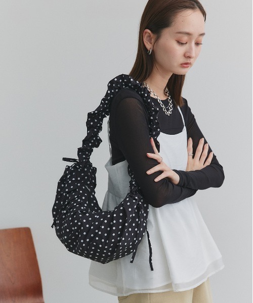 ad thie(アドティエ)の「ドットギャザー ハンドルバッグ(ハンドバッグ・レディース・ブラック/オフホワイト・FREE)」の4枚目の写真