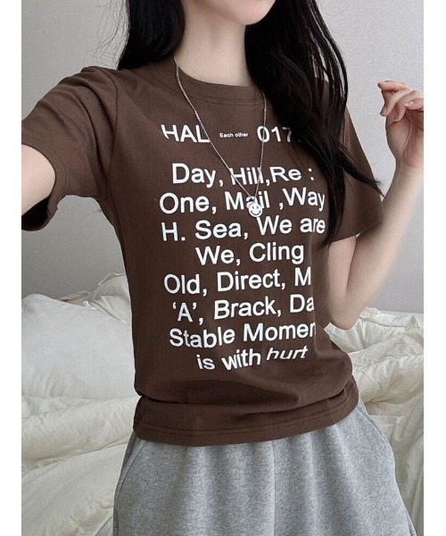 NANAHACHI(ナナハチ)の「フロント文字プリント半袖Tシャツ(Tシャツ/カットソー・レディース・ブラウン/ブラック/アイボリー・FREE)」の2枚目の写真
