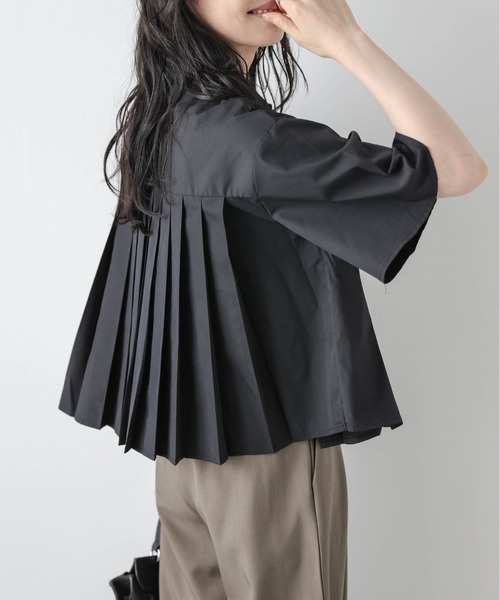 AMELY(エミリー)の「プリーツデザインシャツ(シャツ/ブラウス・レディース・ホワイト/ブラック・フリー)」の4枚目の写真