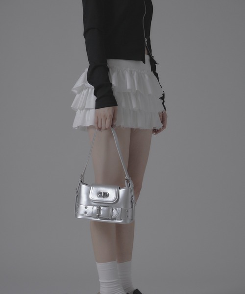 Chick(チック)の「ベルトデザイン フラップ式ショルダーバッグ(ショルダーバッグ・レディース・ホワイト/ブラック/シルバー・FREE)」の3枚目の写真