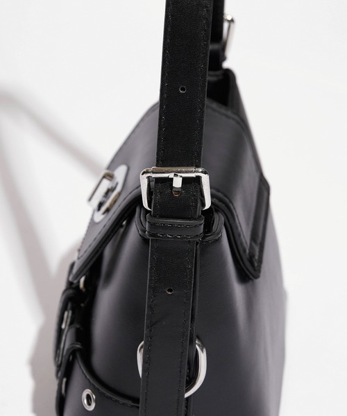 Chick(チック)の「ベルトデザイン フラップ式ショルダーバッグ(ショルダーバッグ・レディース・ホワイト/ブラック/シルバー・FREE)」の13枚目の写真